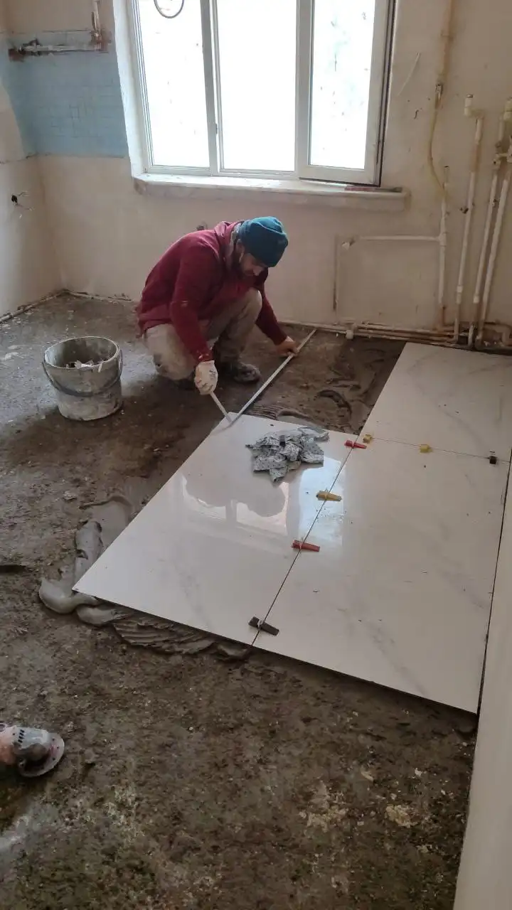 Tıkanıklık açma ve acil tesisat hizmetlerimiz ile, acil durumlarda yanınızdayız. Gider tıkanıklıkları, lavabo tıkanıklıkları ve diğer tesisat sorunlarınızı en kısa sürede çözerek, yaşam alanlarınızı tekrar kullanıma hazır hale getiriyoruz. 7/24 acil tesisat hizmetlerimiz ile, Eskişehir'de her zaman bir telefon kadar yakınınızdayız. Eskişehir Tesisat olarak, yılların deneyimi ve uzman kadromuz ile su tesisatı kurulumu konusunda profesyonel hizmet sunuyoruz. Gelişmiş teknolojiler kullanarak, her türlü su tesisatı ihtiyacınıza hızlı ve etkili çözümler üretiyoruz. Su tesisatı kurulumu konusunda gösterdiğimiz titizlik ve kalite standartlarımız, müşteri memnuniyetini her zaman ön planda tutmamızı sağlıyor. Su kaçağı tespiti ve onarımı hizmetlerimiz ile, su kaçaklarına anında müdahale ediyoruz. Özel ekipmanlarımız sayesinde su kaçaklarını hızlı ve doğru bir şekilde tespit ediyor, en uygun onarım yöntemlerini uyguluyoruz. Eskişehir Tesisat olarak, su kaçağı problemlerinizde en güvenilir adresiniz olmaktan gurur duyuyoruz.